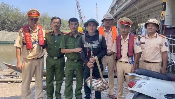 CSGT đường thủy phát hiện 2 vụ dùng thuốc trừ sâu bắt cá