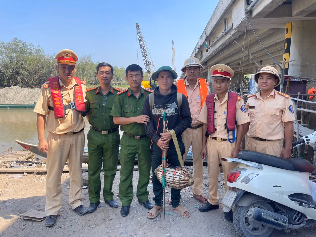 CSGT đường thủy phát hiện 2 vụ dùng thuốc trừ sâu bắt cá -0