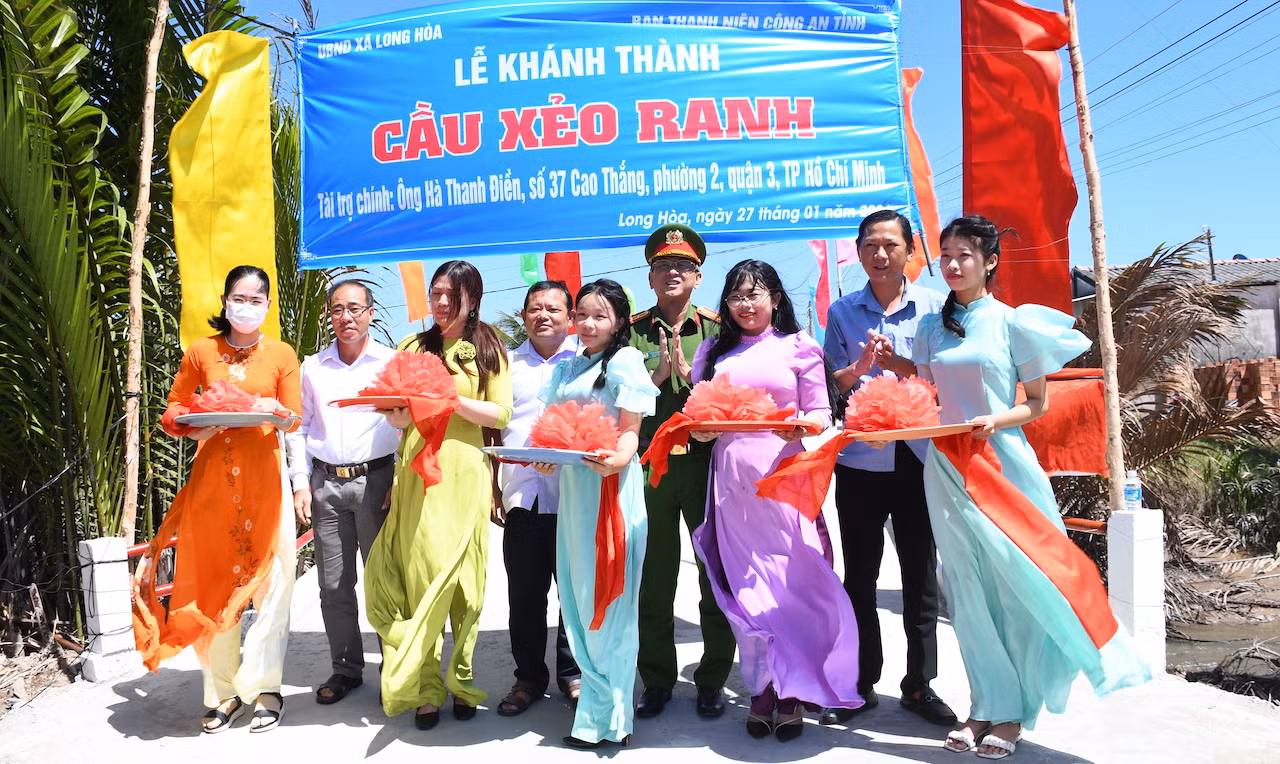Công an Trà Vinh thăm, tặng quà Tết Công an&nbsp;xã đảo và bàn giao cầu giao thông nông thôn -0