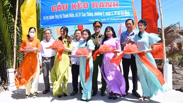 Công an Trà Vinh thăm, tặng quà Tết Công an&nbsp;xã đảo và bàn giao cầu giao thông nông thôn