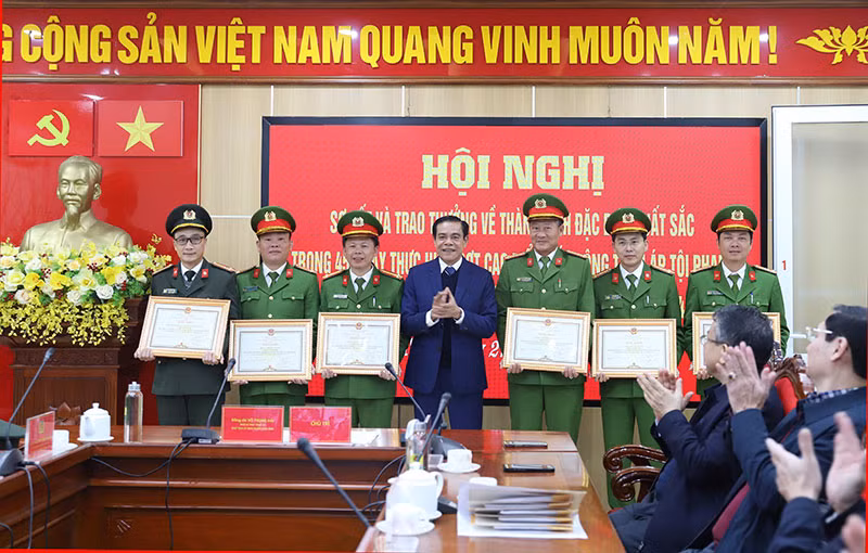 Chủ tịch UBND tỉnh Hà Tĩnh&nbsp;tặng Bằng khen, trao thưởng cho các đơn vị xuất sắc -0
