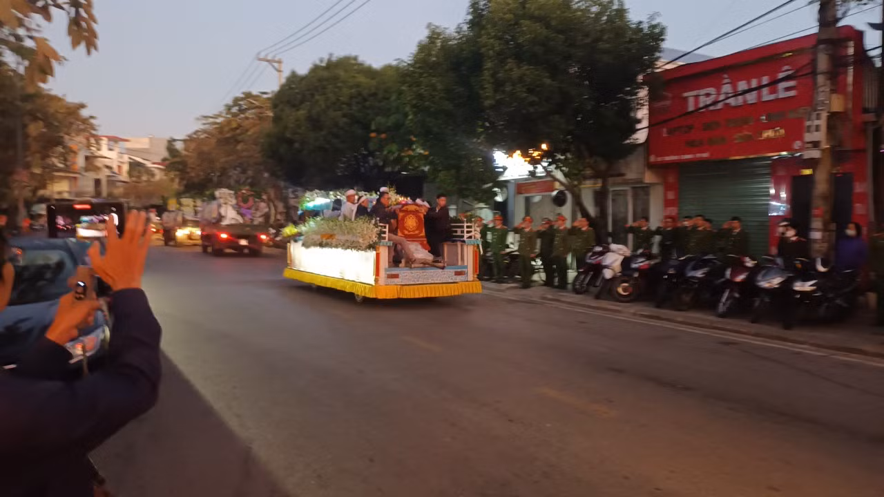 Người dân, đồng đội nghẹn ngào tiễn đưa cán bộ Công an phường anh dũng hy sinh -0