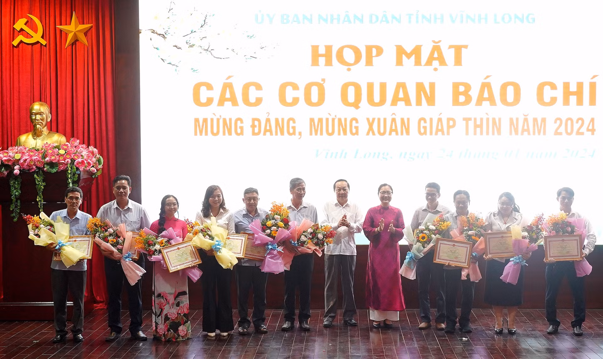 PV Báo CAND được Chủ tịch UBND tỉnh Vĩnh Long tặng Bằng khen -0