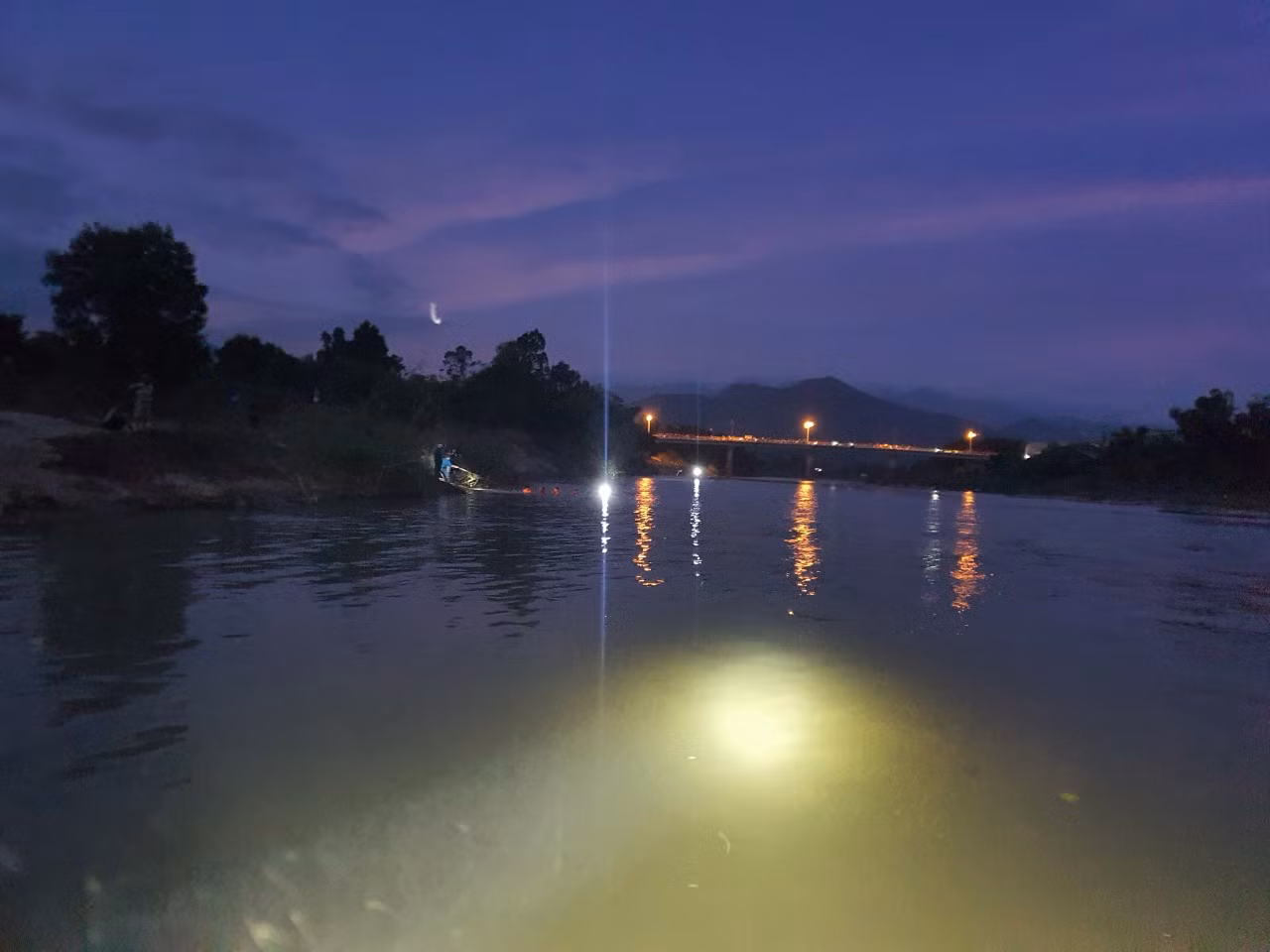 Xuyên đêm cứu nạn hai du khách kiệt sức trên núi Cô Tiên khi leo núi dã ngoại -0