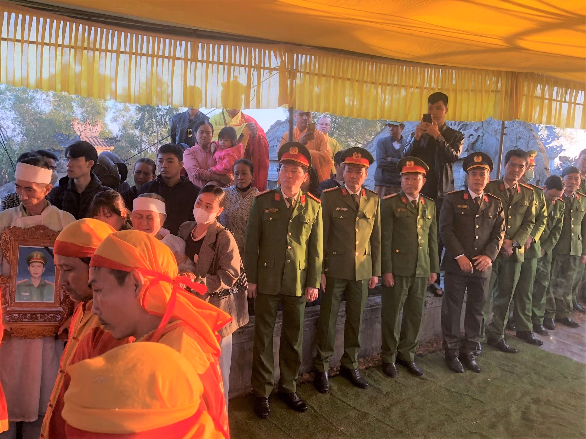 Người dân, đồng đội nghẹn ngào tiễn đưa cán bộ Công an phường anh dũng hy sinh -0