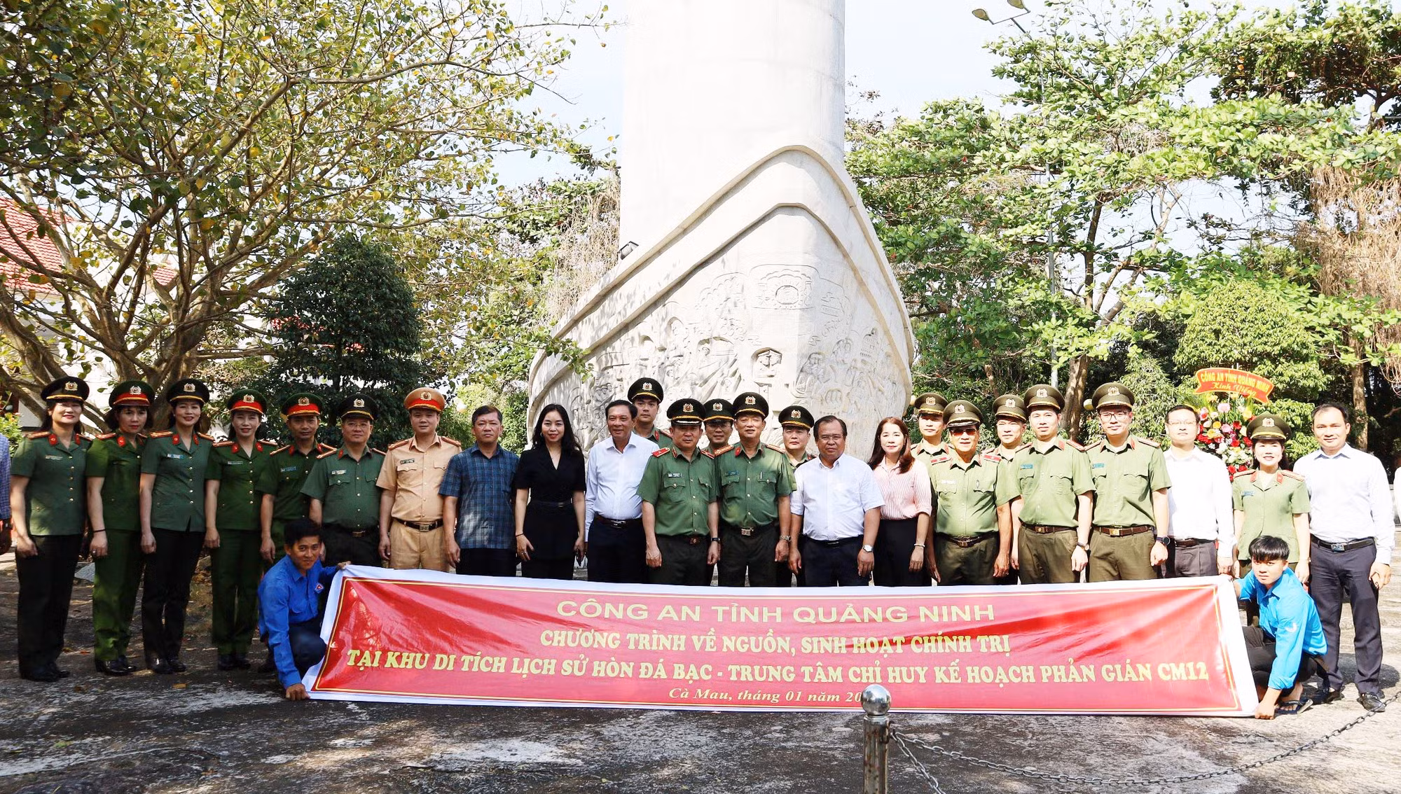 Công an tỉnh Quảng Ninh về nguồn, hoạt động an sinh xã hội tại Khu di tích Hòn Đá Bạc -0