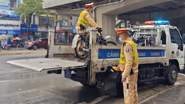 Công an Hà Nội lập 4 tổ xử lý vi phạm an toàn giao thông trên các tuyến quốc lộ xuyên Tết