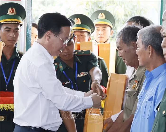 Chủ tịch nước thăm, chúc Tết quân và dân khu vực Cửa khẩu quốc tế Hà Tiên -0