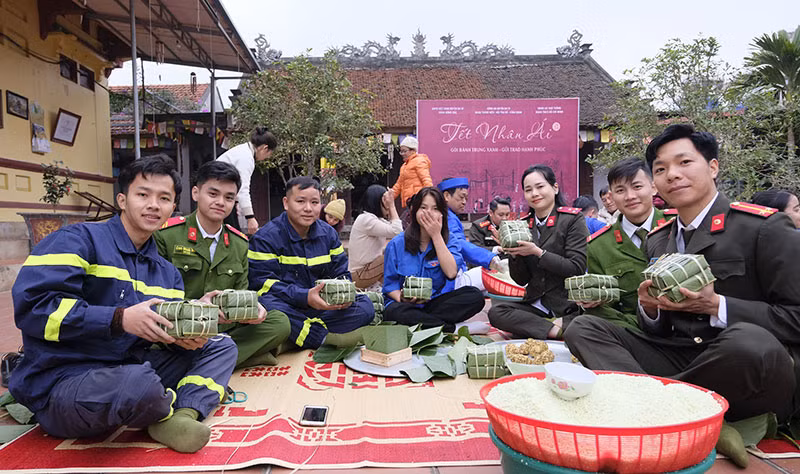 Chiến sĩ Công an gói bánh chưng tặng bệnh nhân, gia đình khó khăn -0