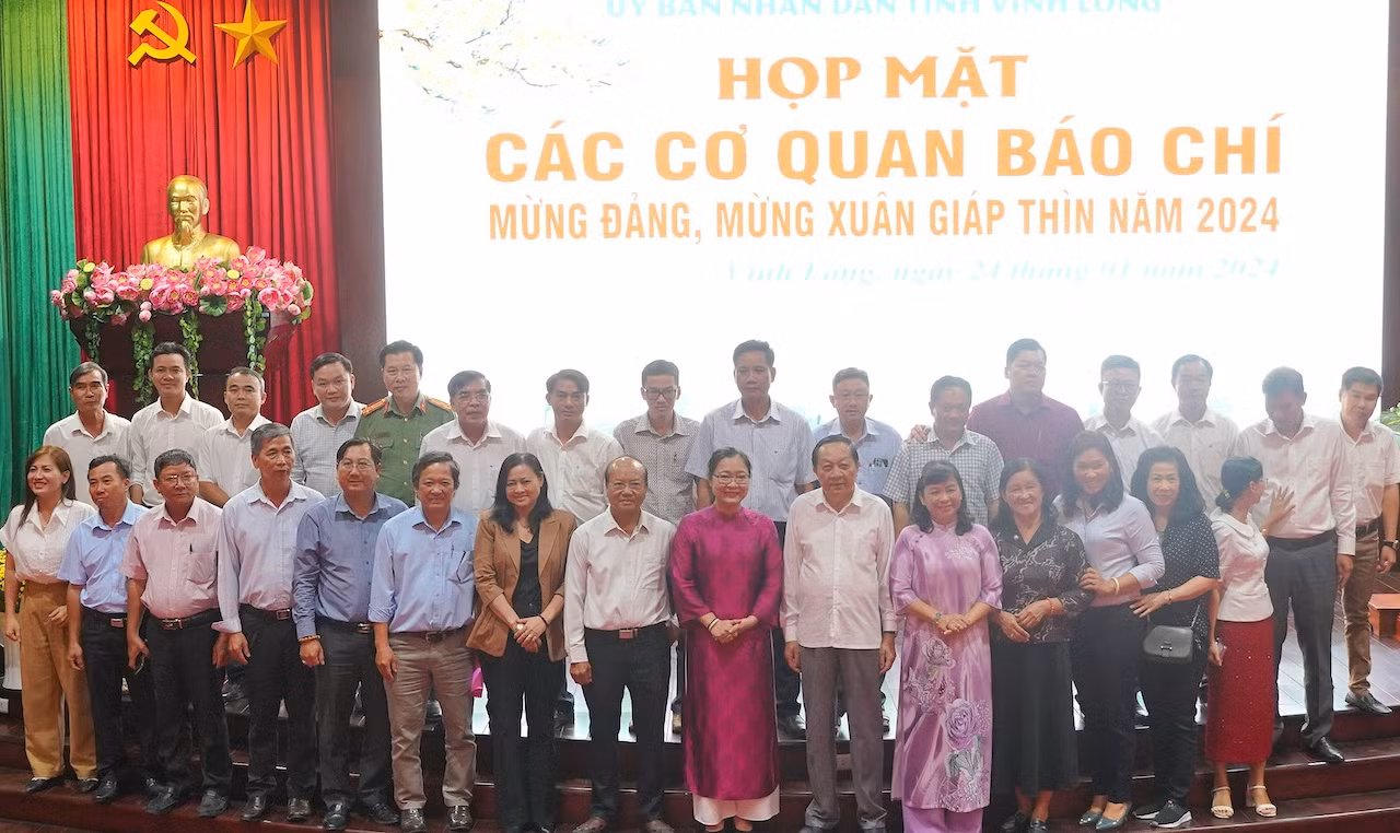 PV Báo CAND được Chủ tịch UBND tỉnh Vĩnh Long tặng Bằng khen -0