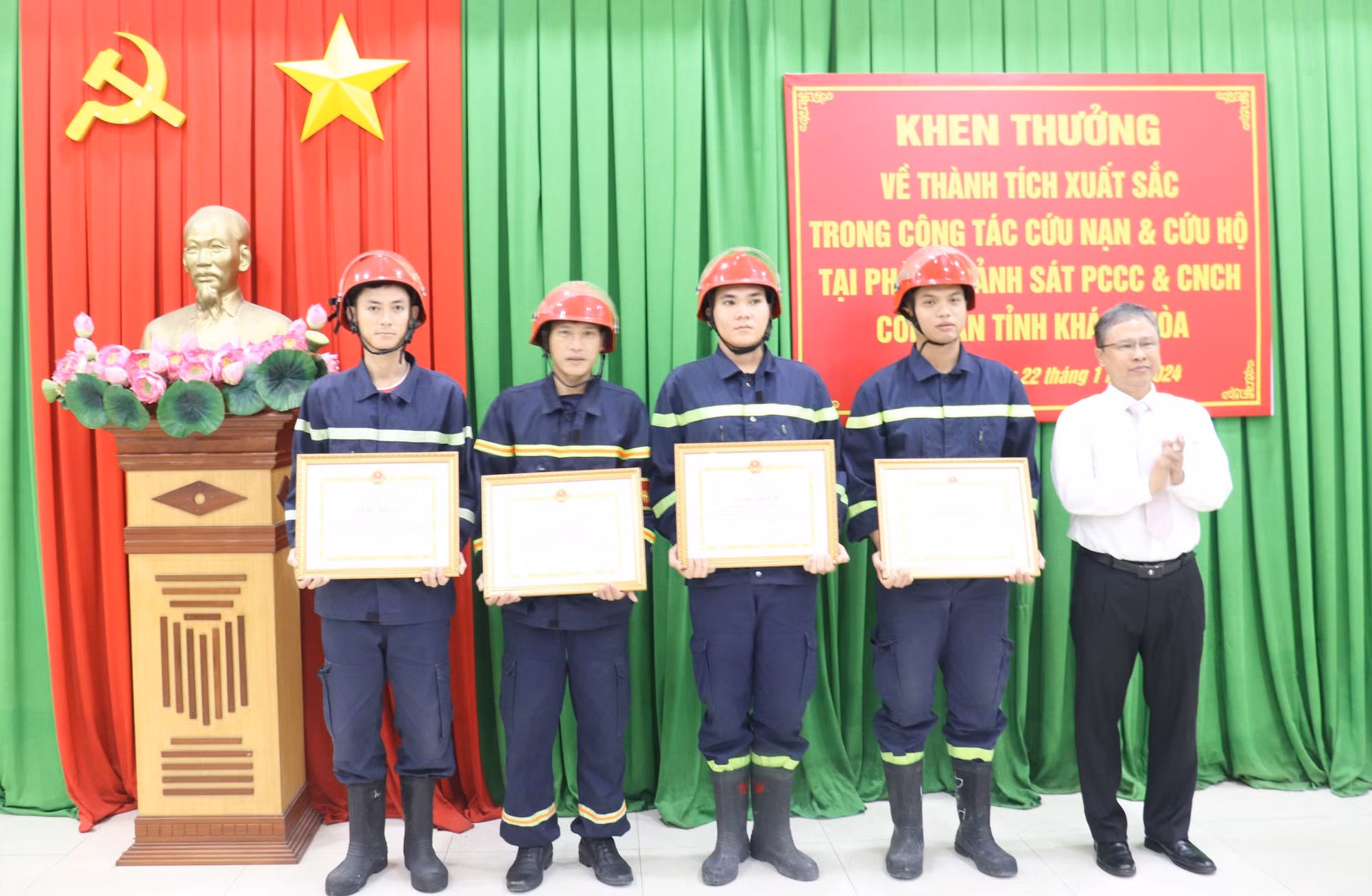Chủ tịch UBND tỉnh Khánh Hòa khen thưởng đột xuất Công an giải cứu 4 du khách -0