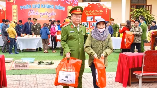 Phiên chợ 0 đồng, ấm lòng đồng bào dịp Tết