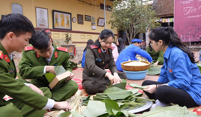 Chiến sĩ Công an gói bánh chưng tặng bệnh nhân, gia đình khó khăn -0