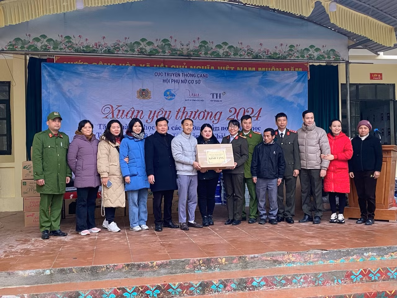 Mang Tết yêu thương đến với học sinh vùng cao Hoàng Su Phì, Hà Giang -0