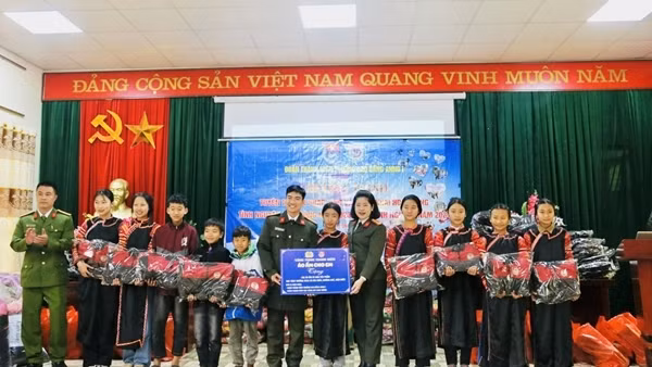 Trường Cao đẳng ANND I tặng quà cho học sinh và Công an xã Sín Thầu