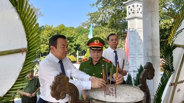Thứ trưởng Nguyễn Văn Long dâng hương tri ân các Anh hùng - Liệt sĩ