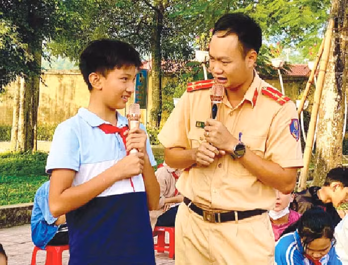 Trang 19: Thượng tôn pháp luật để xây dựng văn hóa giao thông an toàn -0