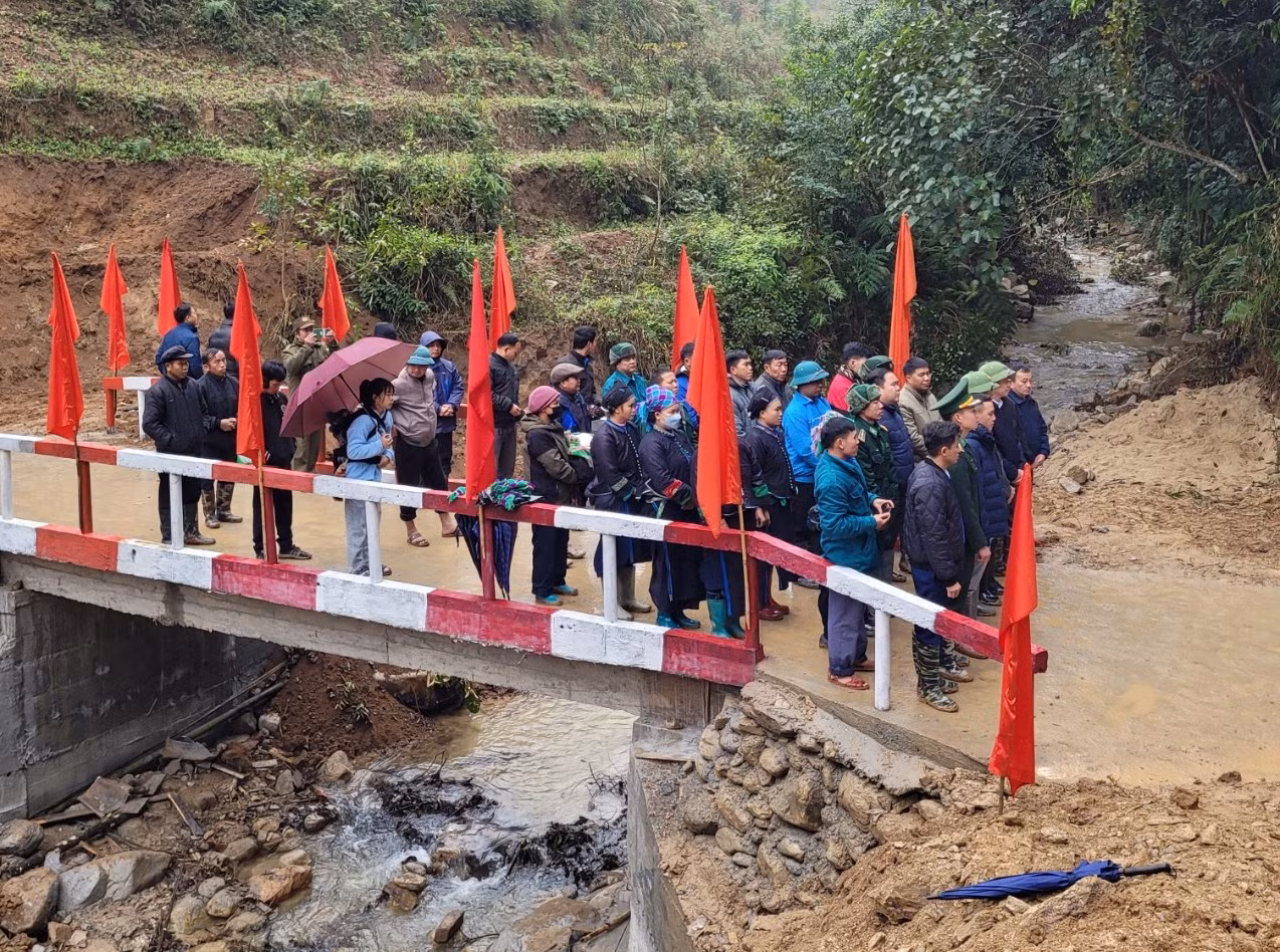 Khánh thành cây cầu nối nhịp yêu thương ở xã vùng biên giới Hà Giang -0