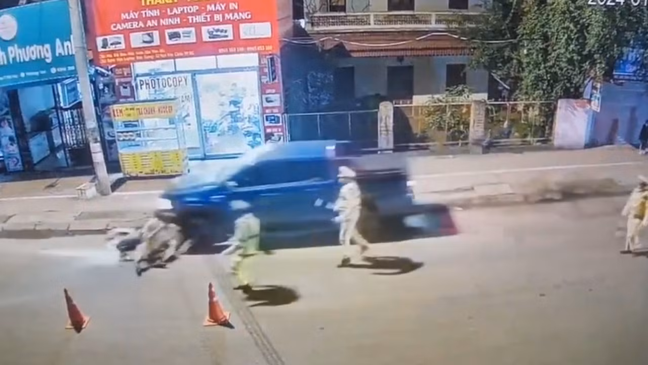 Tài xế bán tải trốn đo nồng độ cồn, tông CSGT rồi kéo lê xe tuần tra -1