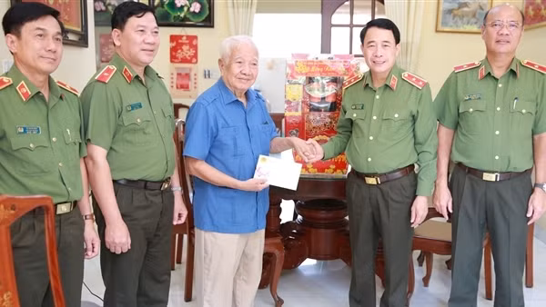 Thứ trưởng Lê Quốc Hùng chúc Tết các đồng chí nguyên Thứ trưởng và thắp hương tưởng nhớ các đồng chí cố lãnh đạo Bộ Công an