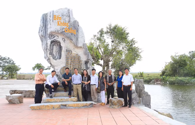 Bia đá vinh danh tác phẩm, đời văn thơ có mấy người -0
