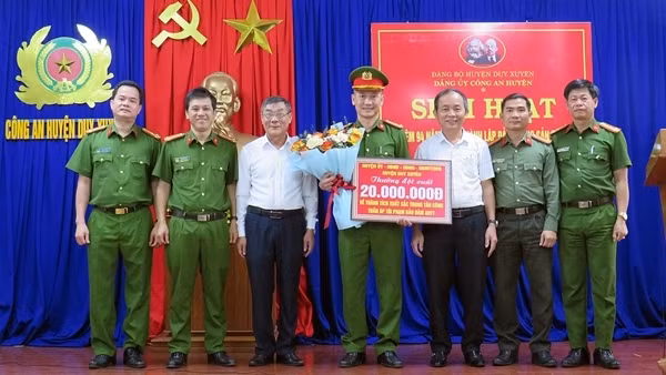 Khen thưởng lực lượng phá chuyên án, bắt nhanh 2 kẻ cướp ngân hàng