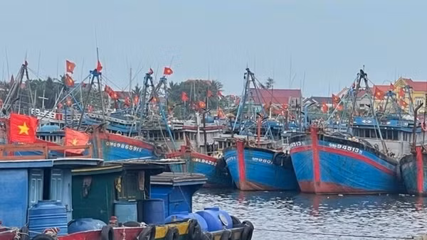 Quảng Bình: 2 tàu cá bị chìm, vớt được thi thể một ngư dân