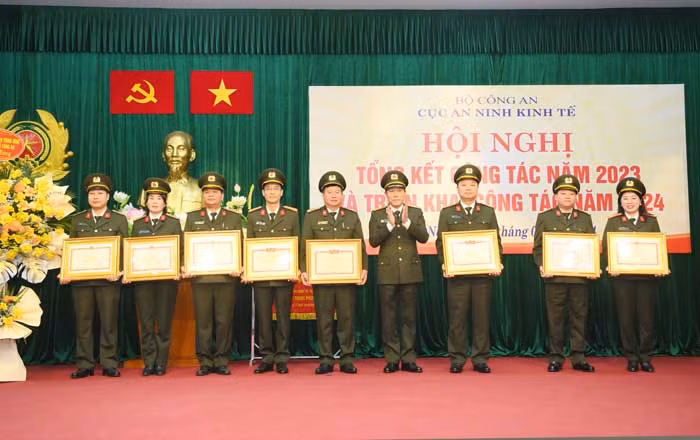 Trang 14: Những người góp phần đảm bảo an ninh kinh tế -0