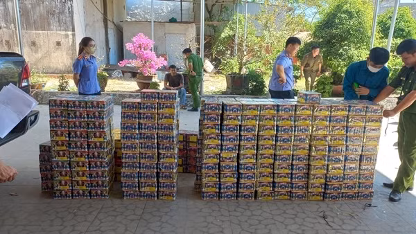 Chở hàng chục bao tải pháo lậu trên xe dán chồng biển số