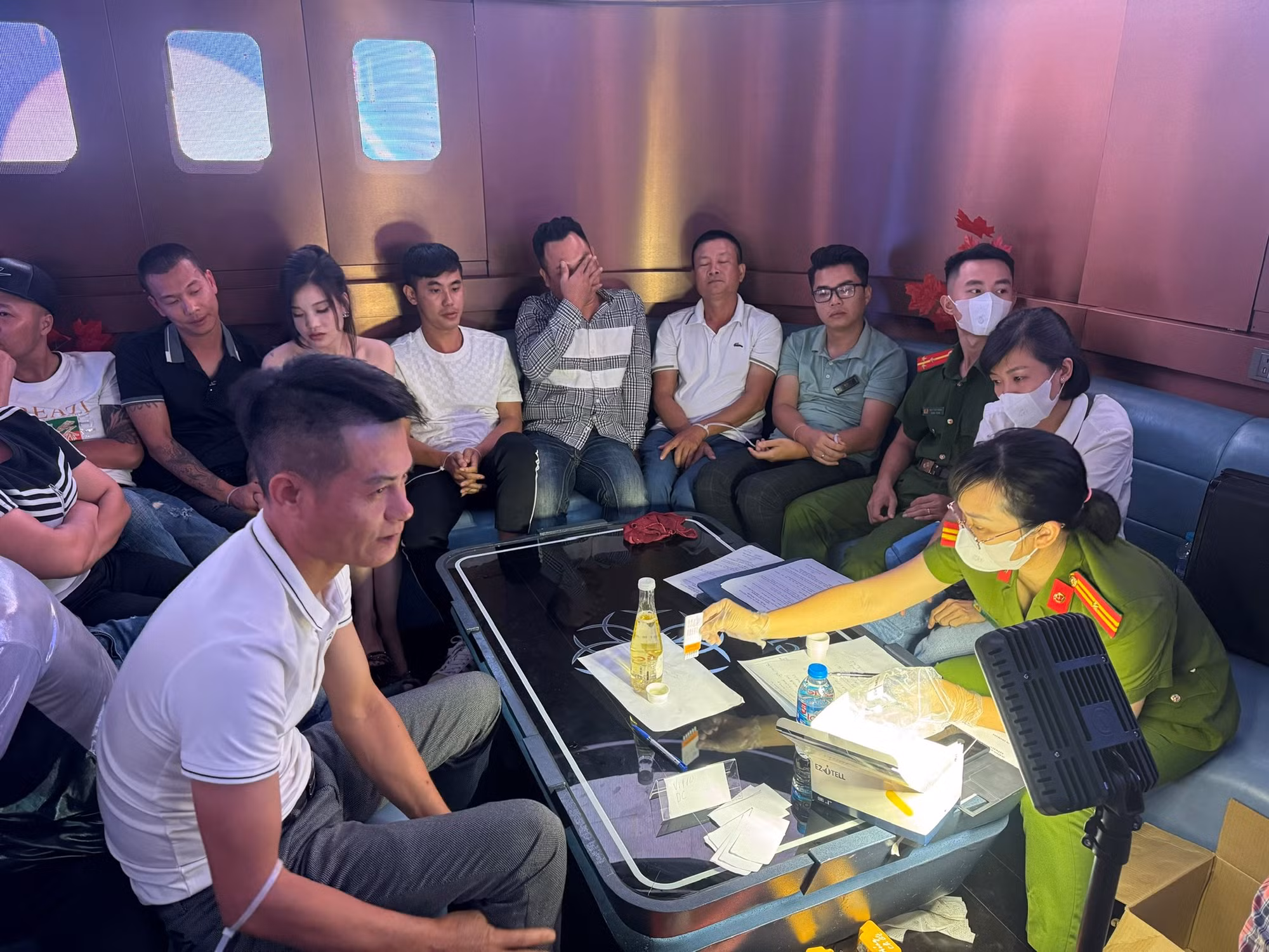 Bất ngờ đột kích trong đêm 3 tụ điểm ăn chơi đất Cảng phát hiện hàng trăm người sử dụng ma túy -0