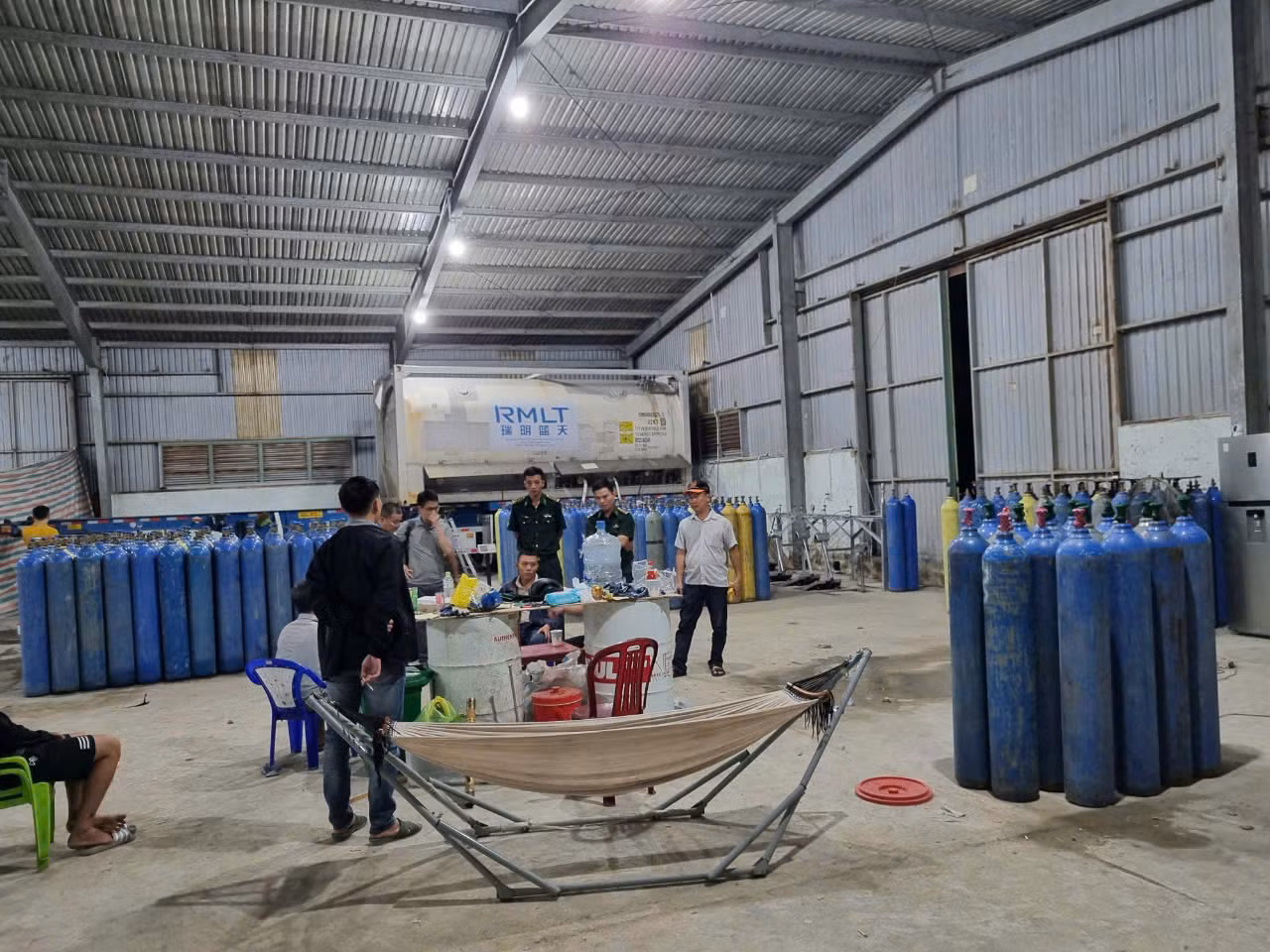 Bắt xe tải vận chuyển khí cười “lộ” thêm kho sang chiết khí cười số lượng khủng -0