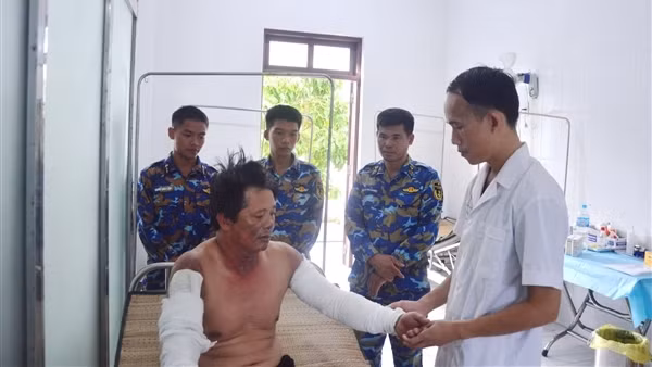 Cháy bình ga trên tàu, thuyền trưởng bị bỏng nặng