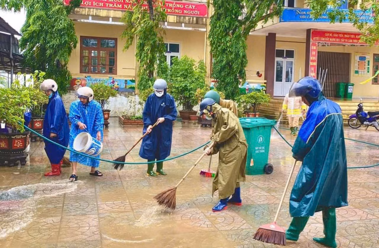 Chung tay dọn dẹp trường lớp, giúp học sinh sớm trở lại trường -0