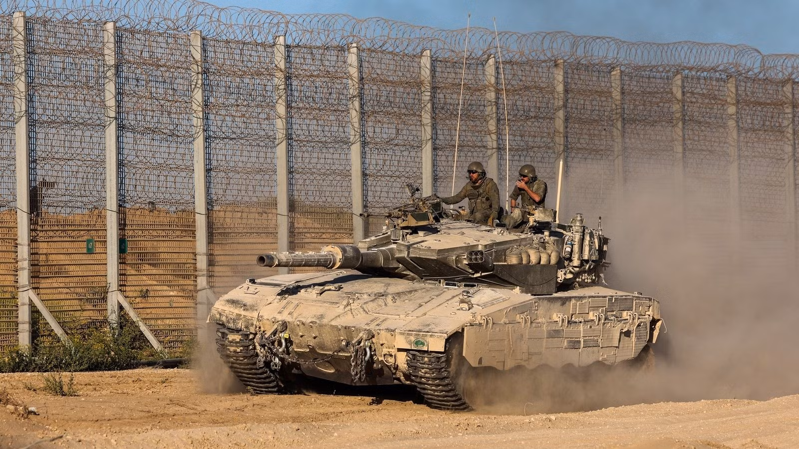 Xe tăng Israel thọc sâu vào miền Nam Lebanon -0