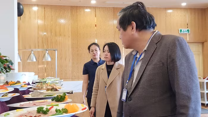 Làm rõ thức ăn ở khách sạn 4 sao có ốc sên -0