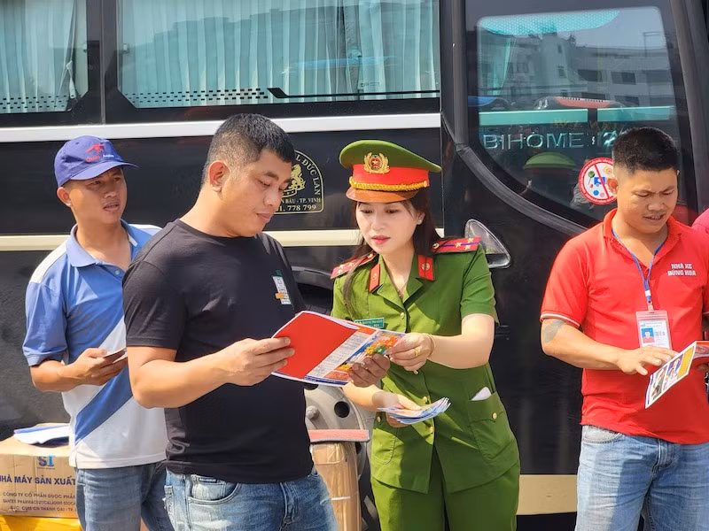 Công an Hà Nội đẩy mạnh công tác phòng, chống ma túy tại các bến xe -0