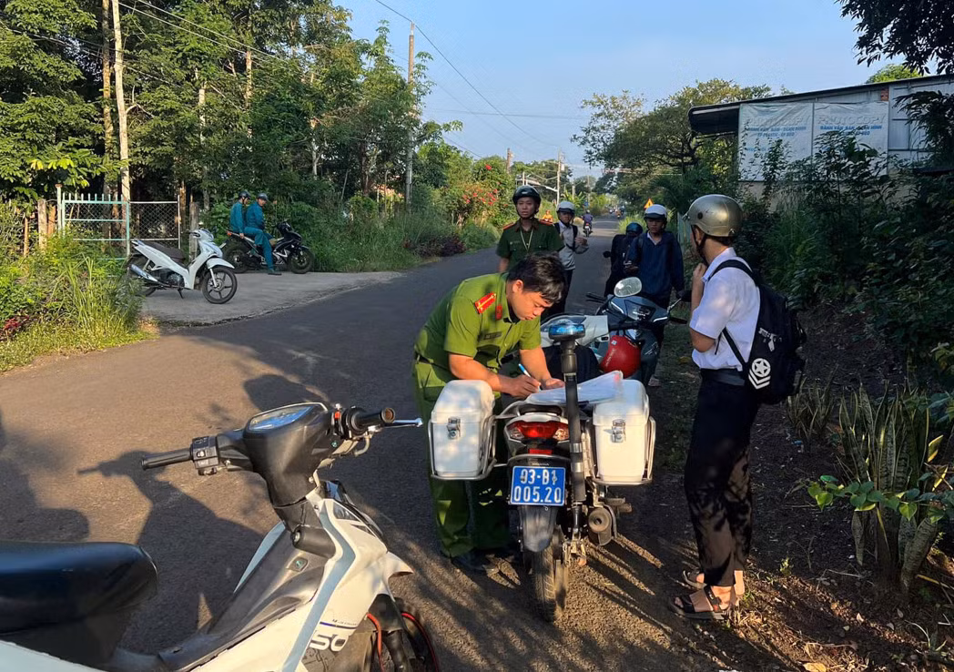 Chuyến biến tích cực trong chấp hành Luật giao thông của phụ huynh và học sinh&nbsp; -0