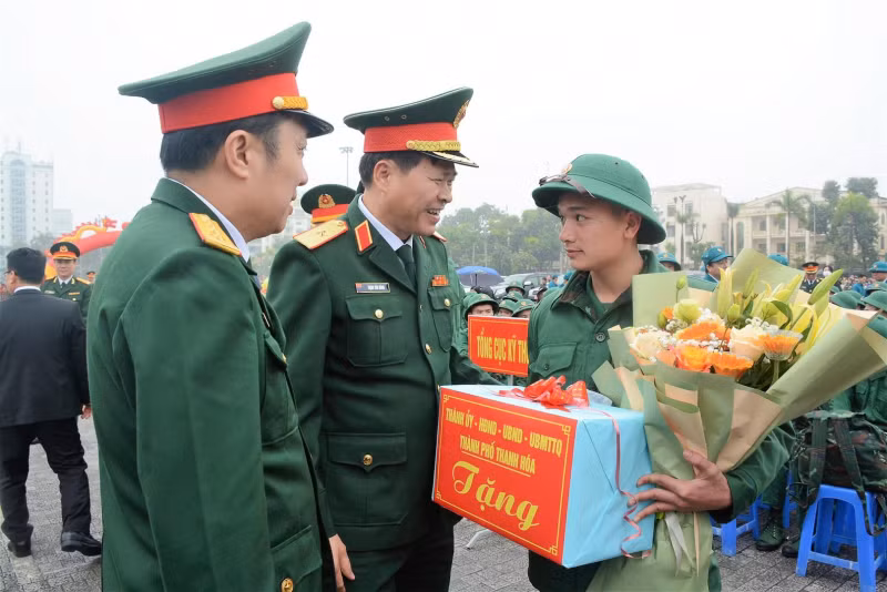 Thứ trưởng Lê Quốc Hùng dự lễ giao nhận quân tại tỉnh Thừa Thiên-Huế -0