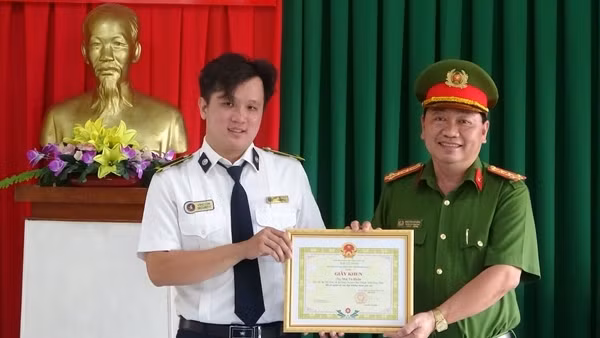 Nhân viên bảo vệ siêu thị không tham 100 triệu đồng của rơi