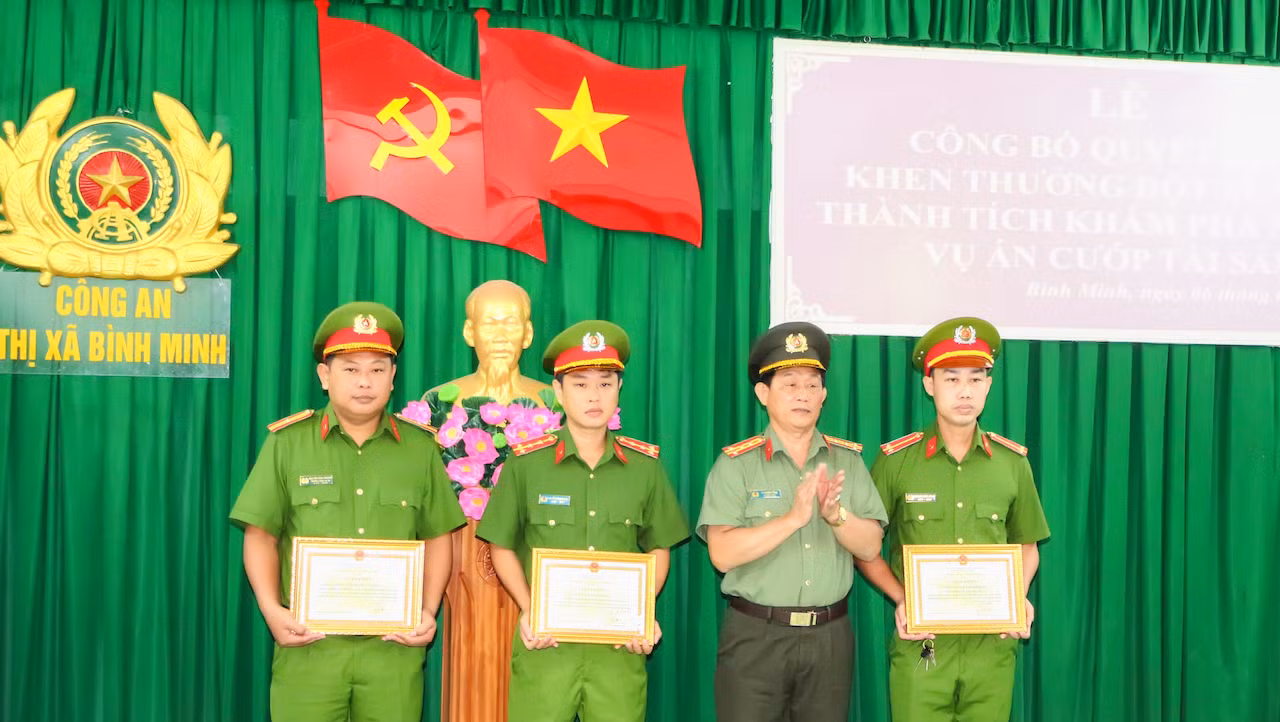 đồng chí đại tá phan ngọc tính - phó giám đốc công an tỉnh tặng giấy khen cho một tập thể công an xã thành lợi và hai cán bộ công an thị xã bình minh.jpg -0