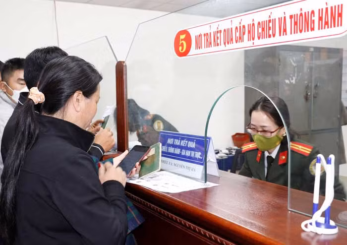 Người dân làm hộ chiếu online tại Nghệ An tăng -0