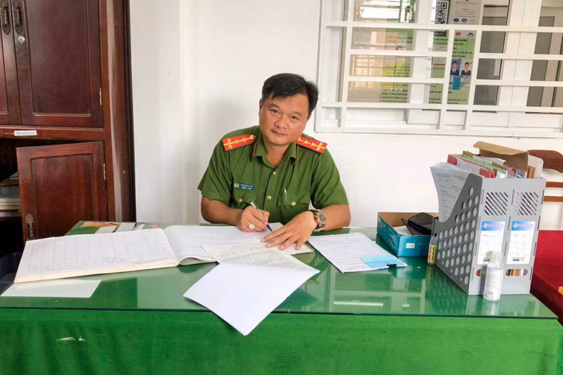 Trên đường đi làm về, cán bộ Công an phường kịp thời cứu người bị điện giật -0