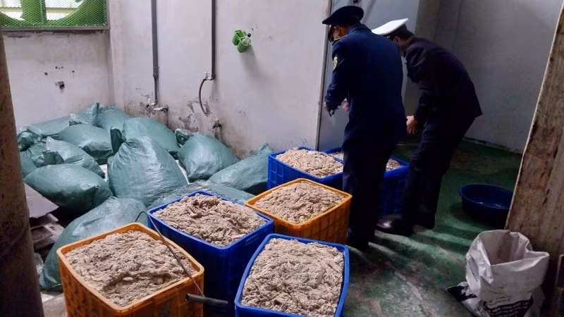 Tạm giữ hơn 9 tấn thực phẩm đông lạnh không rõ nguồn gốc -0
