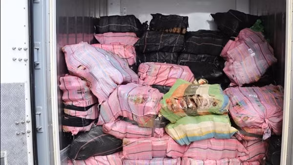 3,2 tấn cocaine ngụy trang thành kiện hàng trôi trên biển
