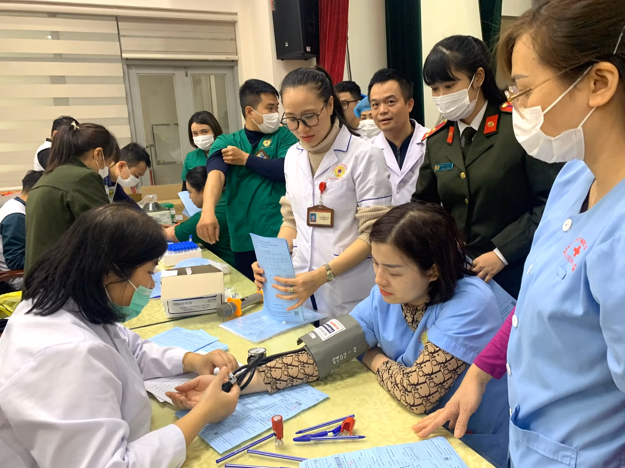 Gần 150 y, bác sĩ Bệnh viện Y học cổ truyền Bộ Công an tham gia chương trình hiến máu “Blouse trắng – Trái tim hồng” -0