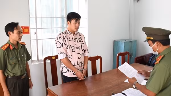 Mua súng qua mạng rồi giúp bạn nhậu “rửa hận” đối thủ