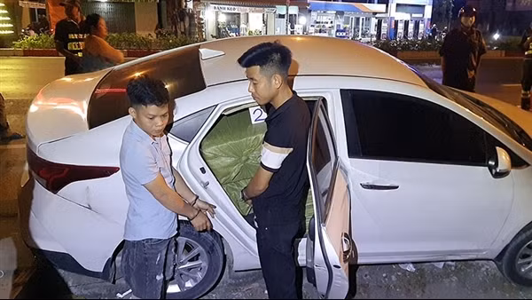 Gặp CSGT, xe con chở thuốc lá lậu bỏ chạy lao xuống rãnh cống