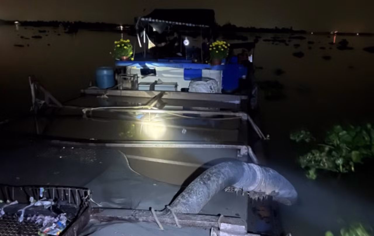 Khai thác cát trái phép rồi chống đối lực lượng tuần tra -0