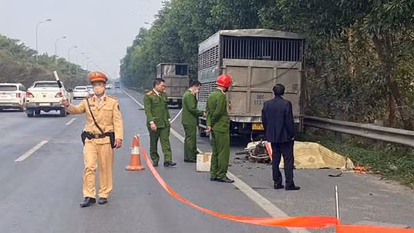 Va chạm với ô tô trên Đại lộ Thăng Long, tài xế xe máy tử vong