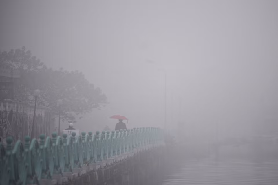 Hà Nội mờ mịt trong sương mù, trời lạnh -0